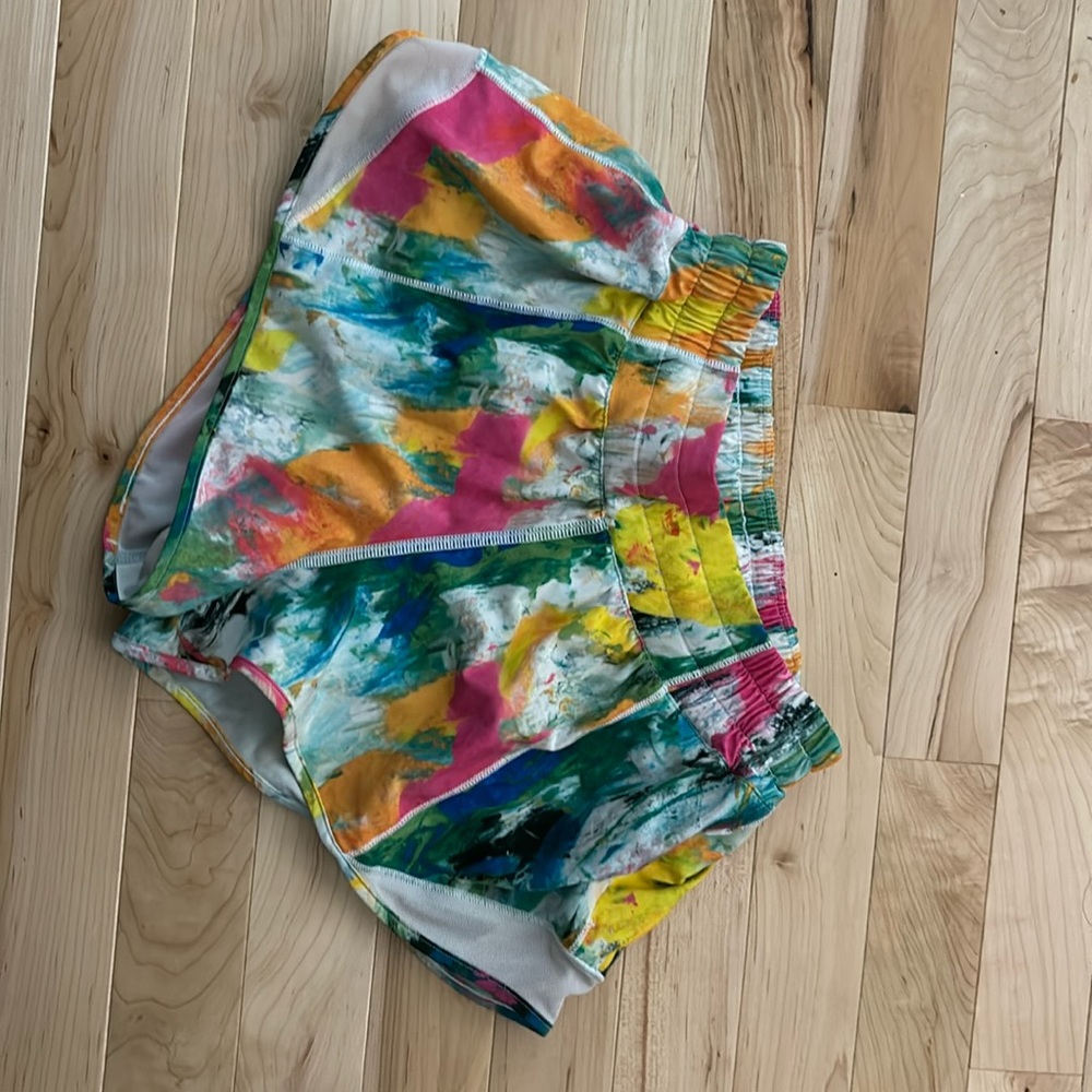 lululemon 2.5” hotty hot shorts
